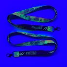 Žebrovaná šnůrka na krk s oboustranným barevným nápisem a FLUO potiskem - 20x900 mm - s karabinou ve tvaru kapky