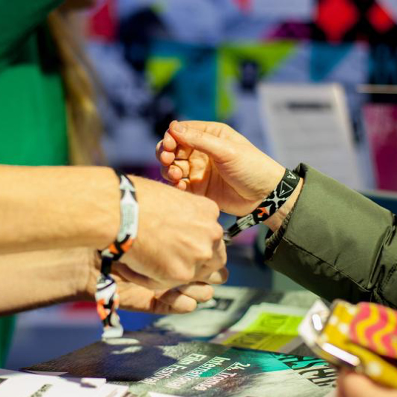 K čemu slouží náramek na akci: bezpečnost, provoz a marketing v praxi